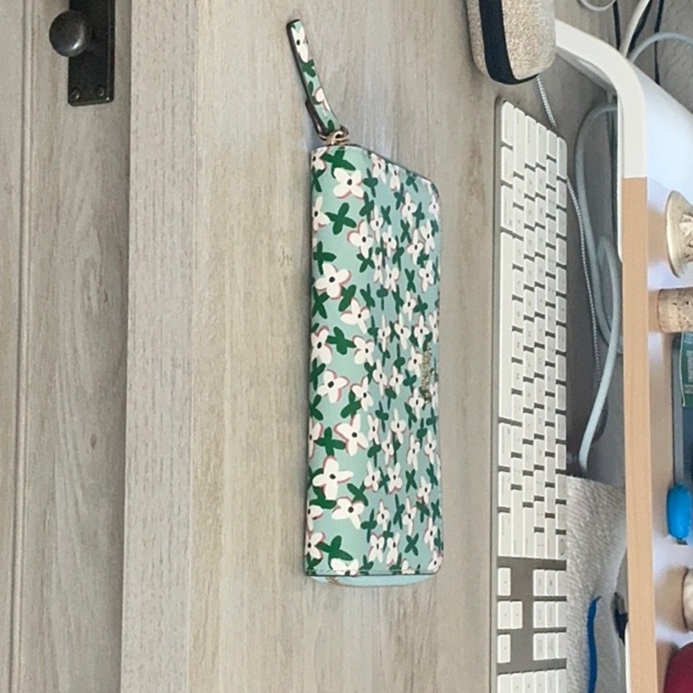 NWOT Kate Spade Green and White Wristlet